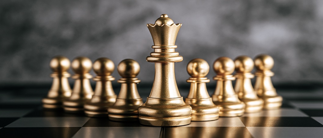 Xadrez de ouro no jogo de tabuleiro de xadrez para o conceito de